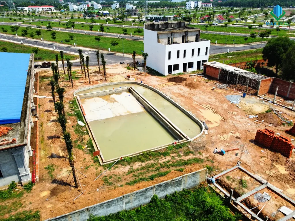 Phần thô của hồ bơi ngọc bích tại khu đô thị Bắc Sài Gòn