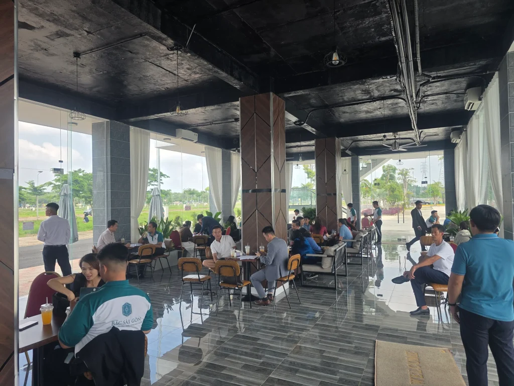 Không gian bên trong của quán cà phê tại khu đô thị Bắc Sài Gòn