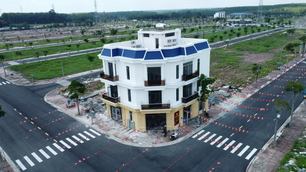 Mặt ngoài của khách sạn Bắc Sài Gòn hầu như đã hoàn thiện