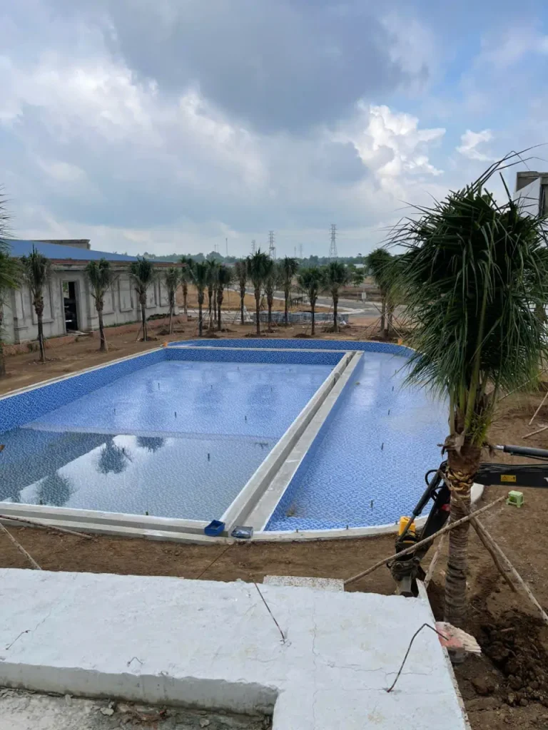 Hồ bơi ngọc bích đang được thi công 