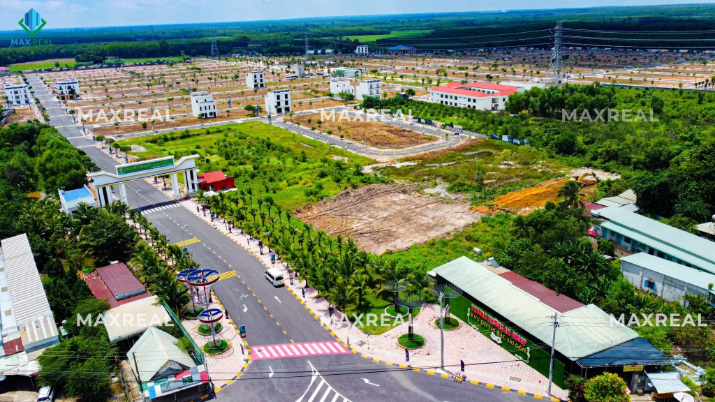 Đoạn cao tốc TP.HCM - Thủ Dầu Một - Chơn Thành đang được thi công ngay trước cổng dự án