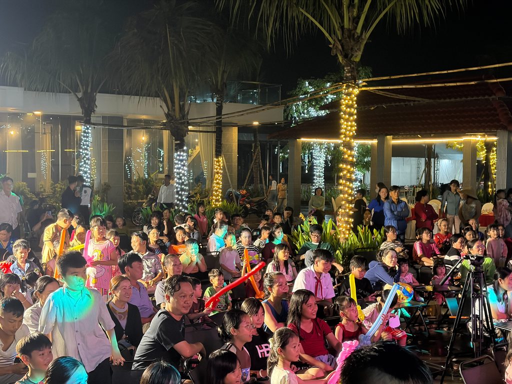 Gia đình tham dự Hội Trăng Tuổi Thơ tại Khu đô thị Bắc Sài Gòn
