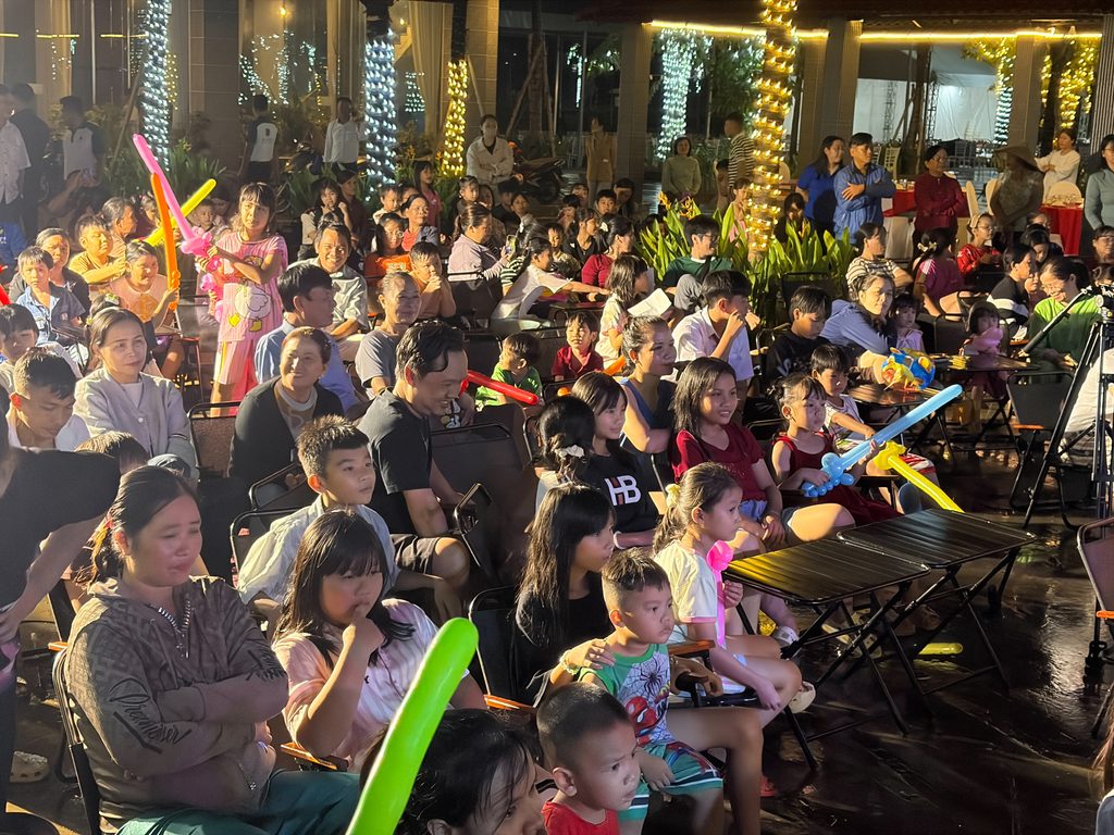 Gia đình tham dự Hội Trăng Tuổi Thơ tại Khu đô thị Bắc Sài Gòn