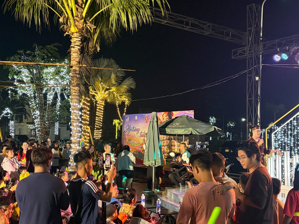 Gia đình tham dự Hội Trăng Tuổi Thơ tại Khu đô thị Bắc Sài Gòn