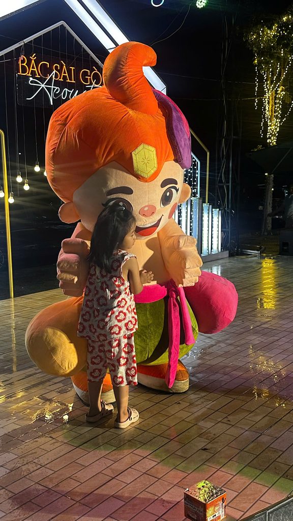Em nhỏ giao lưu cùng mascot tại Hội Trăng Tuổi Thơ Bắc Sài Gòn