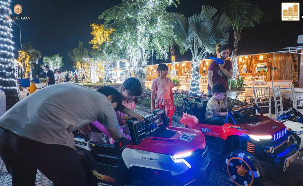 Khoảnh khắc gia đình trong đêm Trung thu Bắc Sài Gòn