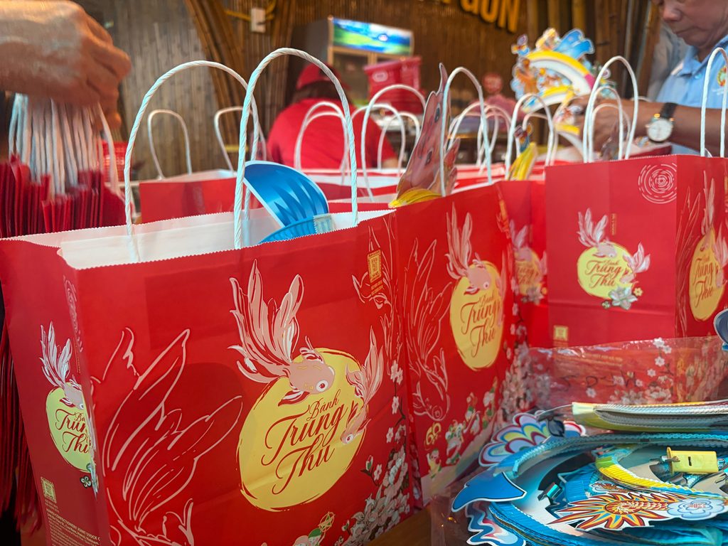 Chuẩn bị quà Trung thu cho các em nhỏ tại Khu đô thị Bắc Sài Gòn