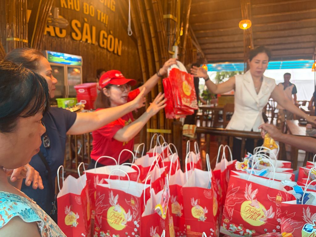 Chuẩn bị quà Trung thu cho các em nhỏ tại Khu đô thị Bắc Sài Gòn