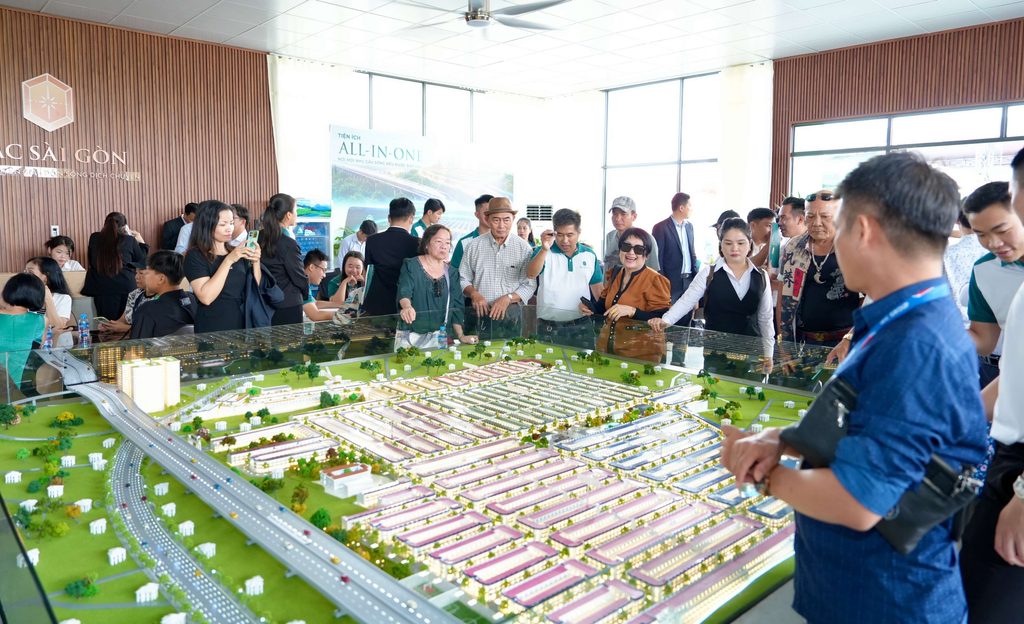 Khách tham quan sa bàn Khu đô thị Bắc Sài Gòn tại sự kiện, qua đó có thêm góc nhìn về quy hoạch và không gian dự án.