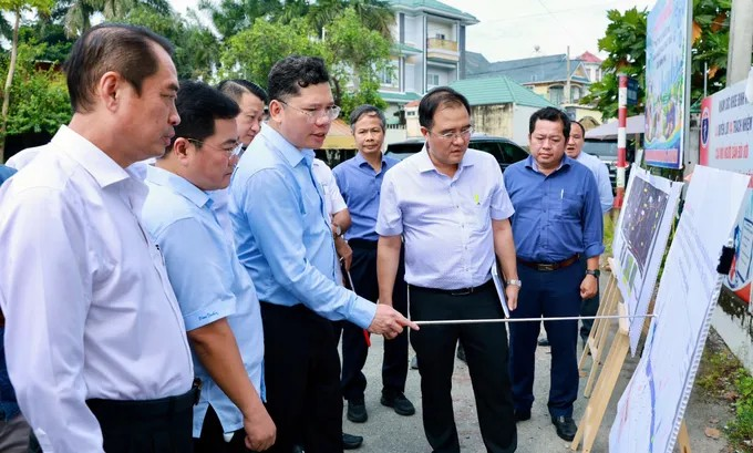 Ông Hoàng Nguyên Dinh, Phó chủ tịch UBND TP.HCM kiểm tra tiến độ thi công cao tốc