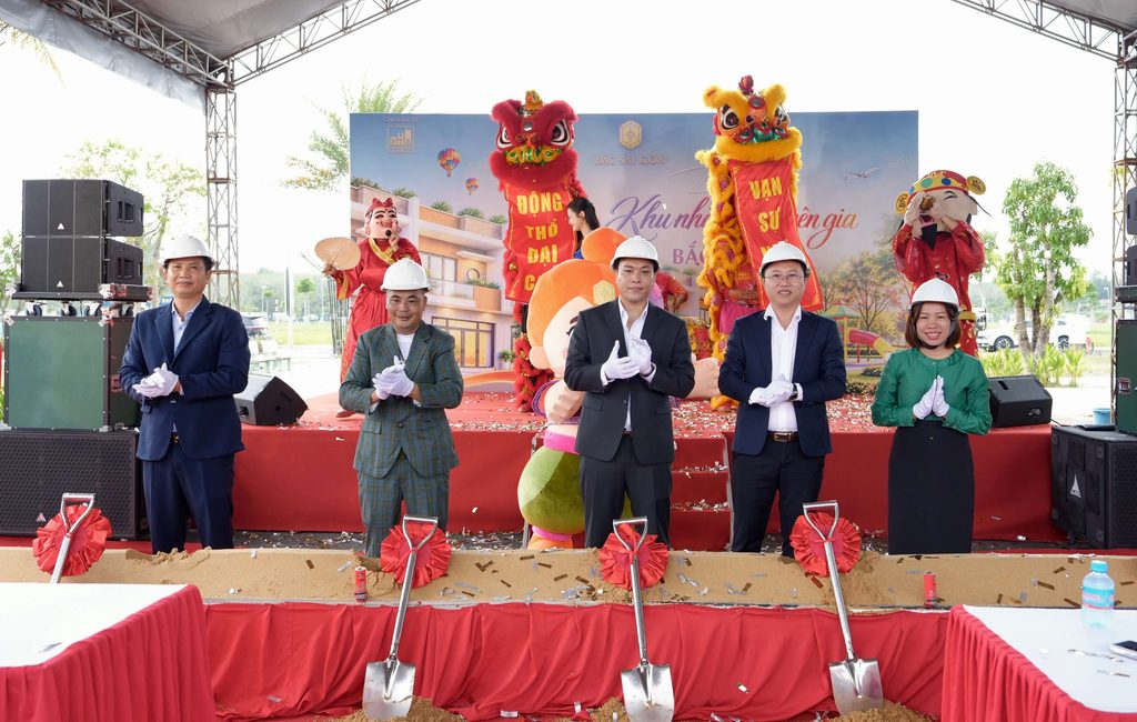 Đại diện Phương Trường An Group cùng các đại biểu thực hiện nghi thức khởi công 54 căn nhà phố tại Phố An Cư. 