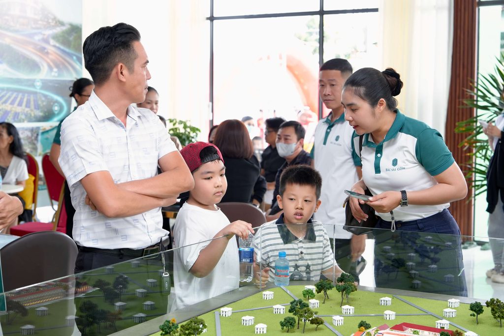 Khách tham quan tiếp cận sa bàn và được tư vấn về quy hoạch dự án.